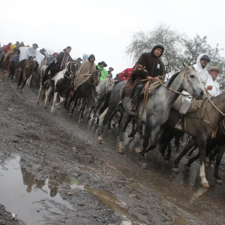 En 10 fotos, cómo trascurrió la Cabalgata de la Fe en el frío y lluvioso sábado