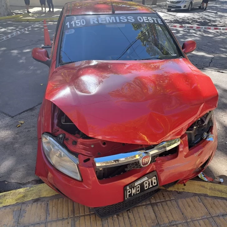 Dos autos chocaron en una esquina con semáforos: una mujer terminó en el hospital