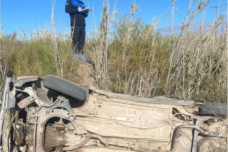 Un joven falleció al salir despedido de un auto en un vuelco