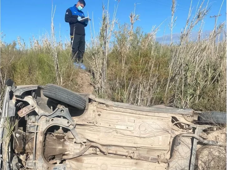 Un joven falleció al salir despedido de un auto en un vuelco