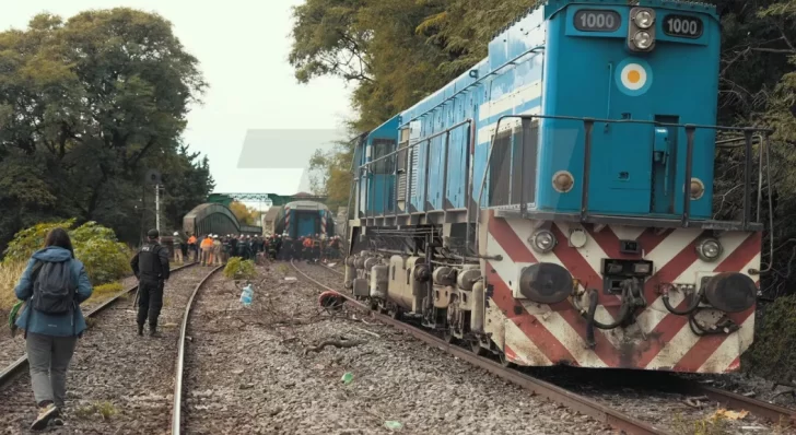 Las impactantes imágenes del choque y descarrilamiento del tren San Martín