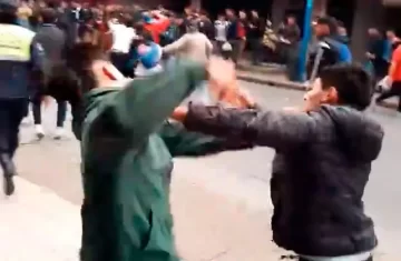 Estudiantes de dos colegios discutieron y protagonizaron una batalla campal en Tucumán