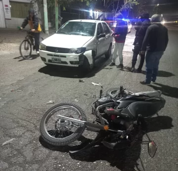 Atropelló a un motociclista que estaba esperando el semáforo en una esquina