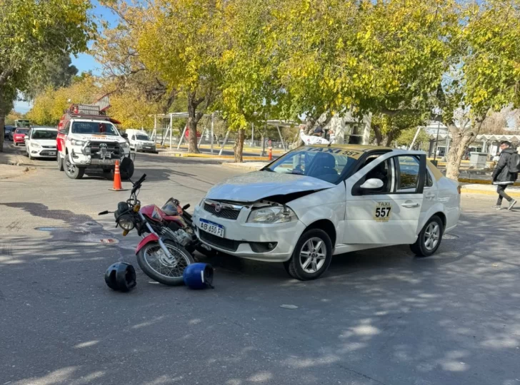 Un remis y una moto protagonizaron un choque en una peligrosa esquina