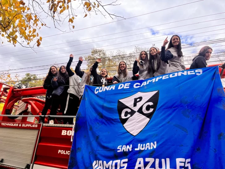 A puro canto y sirena, así fueron recibidas las chicas de Concepción que se consagraron bicampeonas argentinas