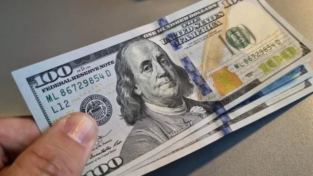 El dólar blue no afloja y se disparó $50