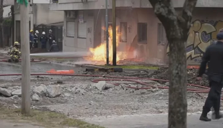 Estaban arreglando el asfalto, explotó un caño de gas y se incendió una casa: hay heridos y evacuados