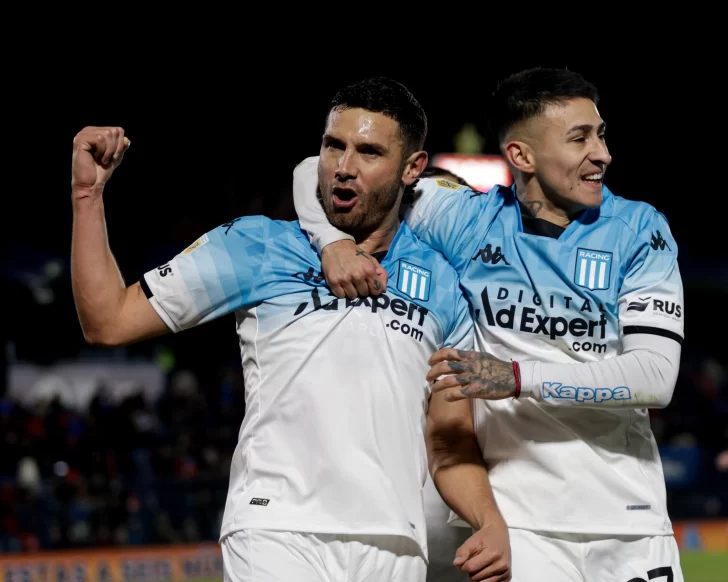 Racing aplastó a Tigre y se prendió arriba