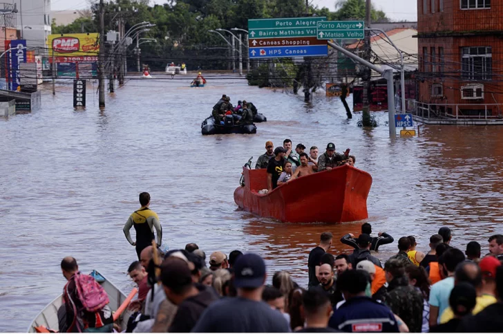 Intentan retomar contacto con 43 mil refugiados de las inundaciones de Brasil