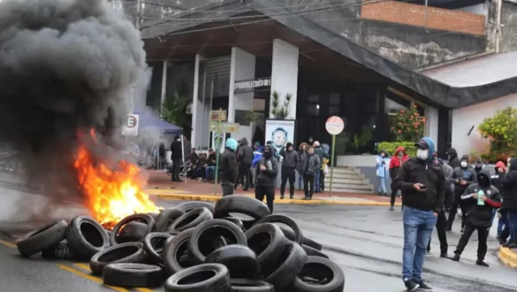 La policía de Misiones ratificó la protesta, rechazó el incremento salarial y apuntó contra la gestión provincial