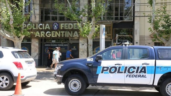 Camionero denunció que federales le robaron dinero: liberaron a 5 policías y 4 siguen presos