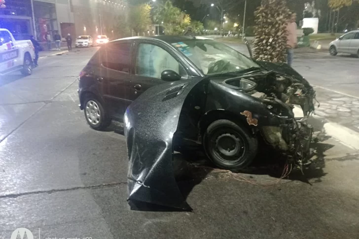 Impresionante choque de un auto contra una palmera en Avenida Libertador: se desprendió el motor y quedó a 20 metros