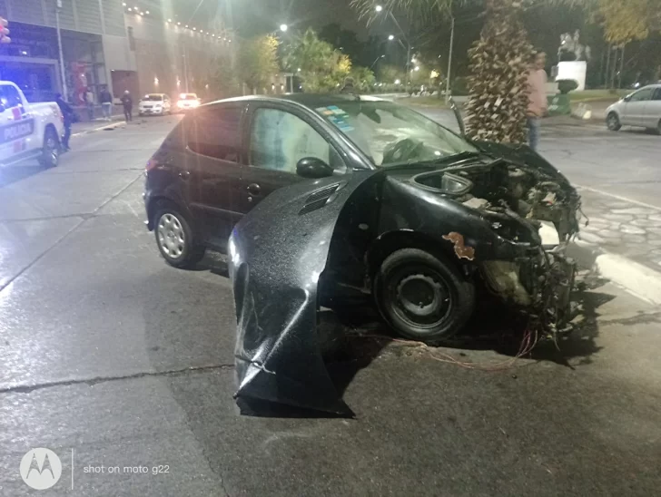 Impresionante choque de un auto contra una palmera en Avenida Libertador: se desprendió el motor y quedó a 20 metros