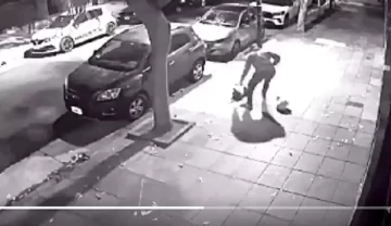 [VIDEO] Brutal golpiza a un perro: un hombre levantó y arrojó contra el suelo a su mascota en la vía pública