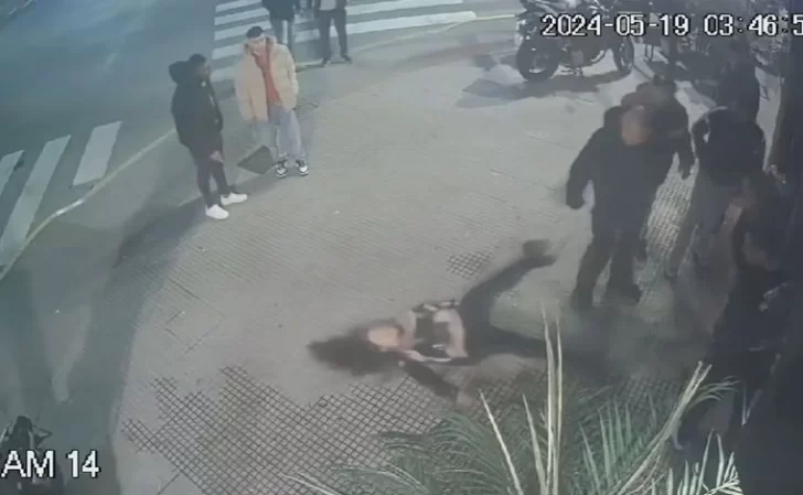 Video: un patovica desmayó de un golpe a una mujer que olvidó su campera en un boliche