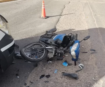 Choque en Circunvalación entre una combi con una moto deja dos jóvenes heridos