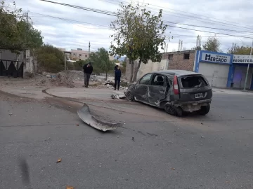 Se estrelló contra un poste por esquivar un gran bache