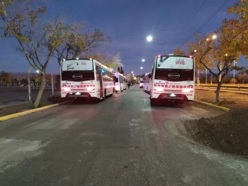 Usuarios denunciaron que algunos choferes de colectivos no salieron a hacer sus recorridos a horario por “asambleas sorpresivas”