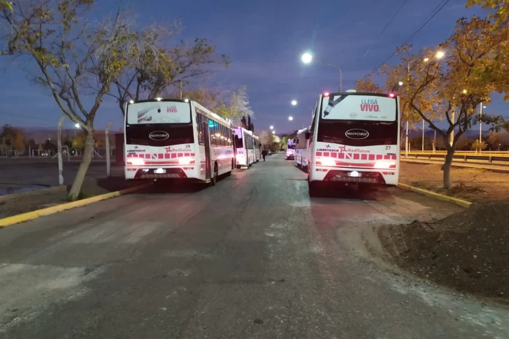 Usuarios denunciaron que algunos choferes de colectivos no salieron a hacer sus recorridos a horario por “asambleas sorpresivas”