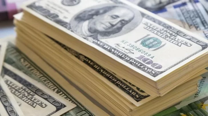 El dólar blue cayó 4% este viernes y en San Juan se negoció a $1.080