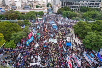 La CGT se movilizó en el Día del Trabajador con fuertes críticas a Milei: “El ajuste no lo paga la casta”