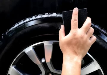 El truco casero para dejar los neumáticos de tu coche brillantes y negros como nuevos