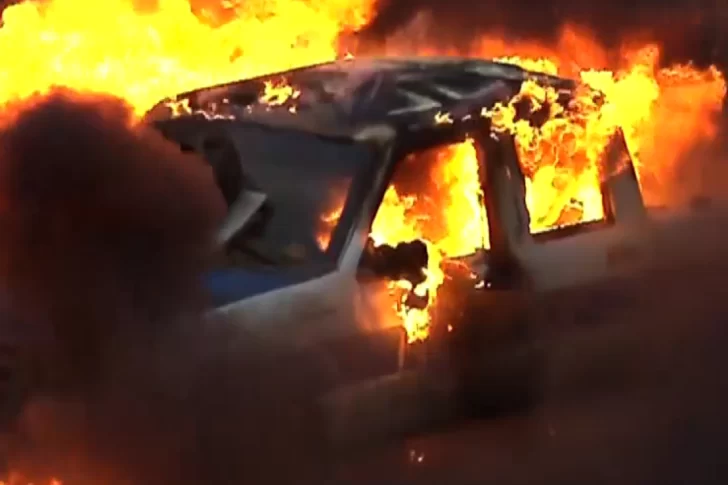 Violenta protesta por el asesinato de un delivery: un patrullero y cinco autos incendiados