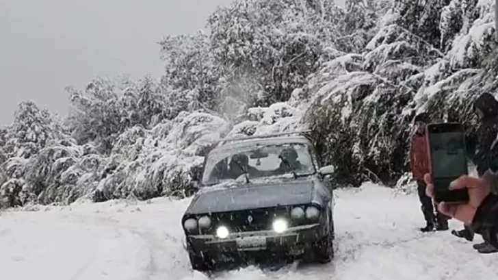 Un Renault 12 se volvió viral por desafiar el temporal