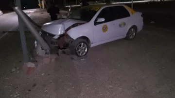 Violento robo: golpearon a un remisero, huyeron en su auto y se estrellaron contra una farola