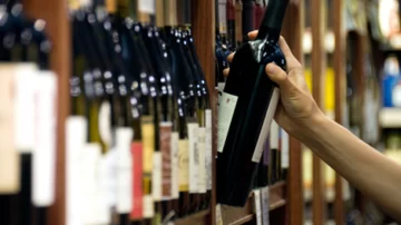 Se profundizó la caída del consumo de vino en abril y es el rubro más golpeado en supermercados y almacenes