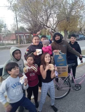 VIDEO: un youtuber caucetero regaló hamburguesas con su primer pago e hizo felices a varios niños