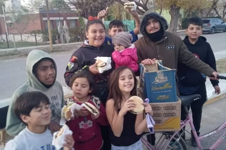 VIDEO: un youtuber caucetero regaló hamburguesas con su primer pago e hizo felices a varios niños