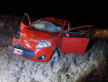 Dos cordobeses volcaron con su auto después de embestir una cabra y se salvaron de milagro