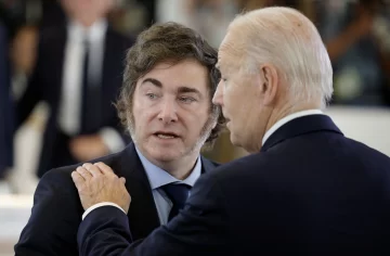 Risas con Meloni, un abrazo con el Papa y breve encuentro con Biden