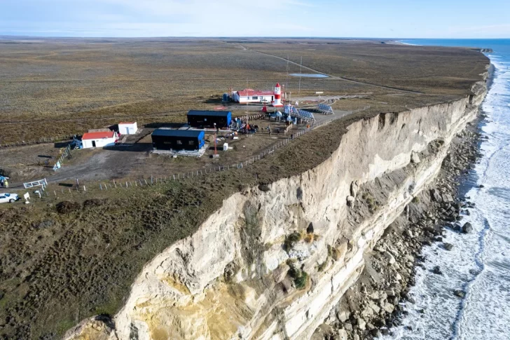 Tras el repudio de Boric, retirarán los paneles que invaden frontera chilena