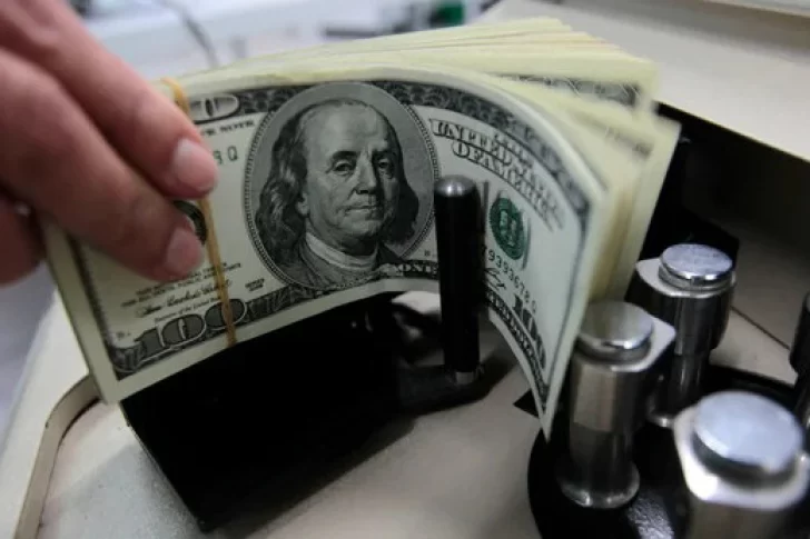 El dólar blue corre y marca un nuevo récord nominal: $1.305
