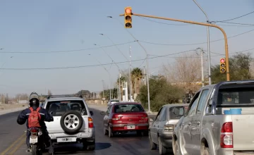 Entendidos en temas viales continúan avalando los semáforos en la Ruta 40