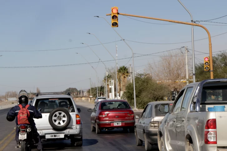 Entendidos en temas viales continúan avalando los semáforos en la Ruta 40