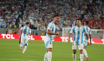 Argentina destrabó en el final un partido complejo, venció a Chile y clasificó a cuartos de la Copa América