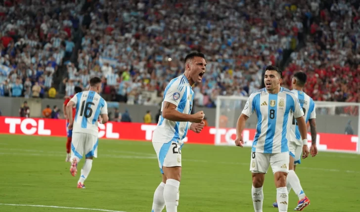 Argentina destrabó en el final un partido complejo, venció a Chile y clasificó a cuartos de la Copa América