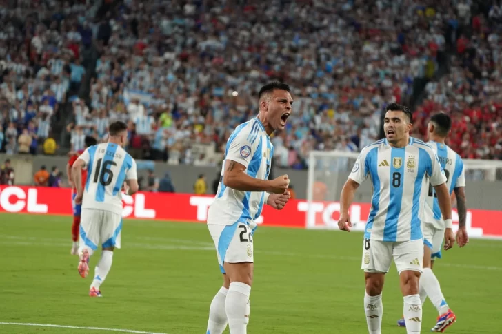 Argentina destrabó en el final un partido complejo, venció a Chile y clasificó a cuartos de la Copa América