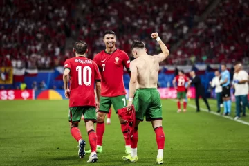 Portugal lo dio vuelta en el final y cantó victoria en el inicio copero