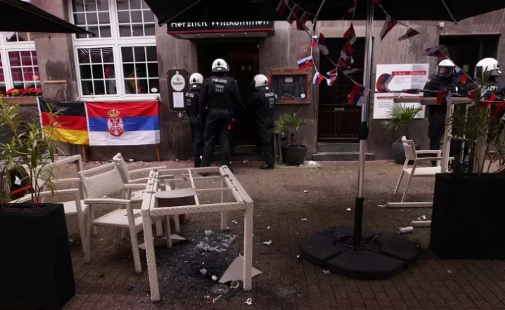 [VIDEOS] La brutal pelea entre hinchas de Inglaterra y Serbia antes del debut en la Eurocopa