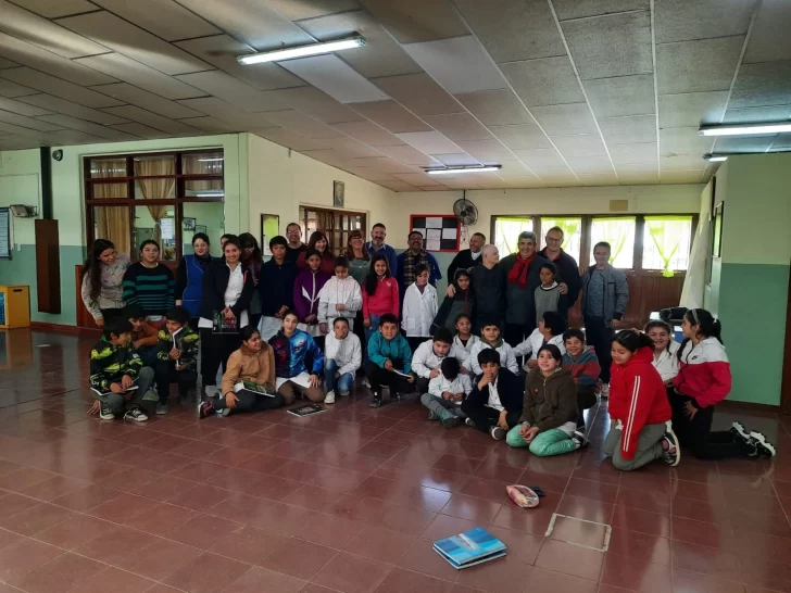 Entrega de útiles en apoyo de la escolaridad de niños de Angaco