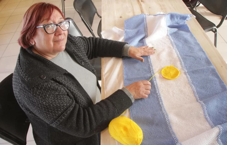 La artesana que, junto al pueblo, tejió al telar la bandera argentina