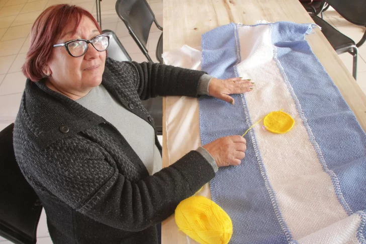 La artesana que, junto al pueblo, tejió al telar la bandera argentina