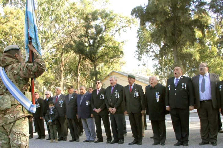 Promesa a la Bandera: veteranos de Malvinas lloraron por los recuerdos