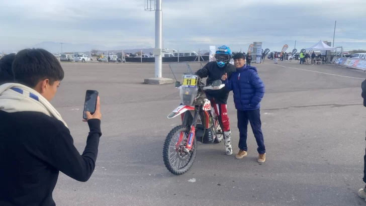 [FOTOS] Los amantes del rally raid desafiaron al frío y recibieron con afecto a los pilotos del Desafío Ruta 40