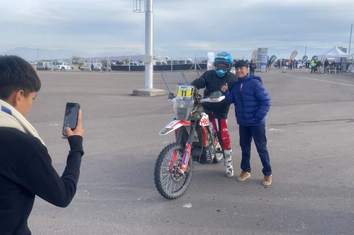 [FOTOS] Los amantes del rally raid desafiaron al frío y recibieron con afecto a los pilotos del Desafío Ruta 40