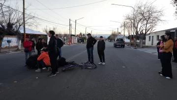 Una camioneta se cruzó de carril para sobrepasar a un colectivo y atropelló a un joven que circulaba en bicicleta